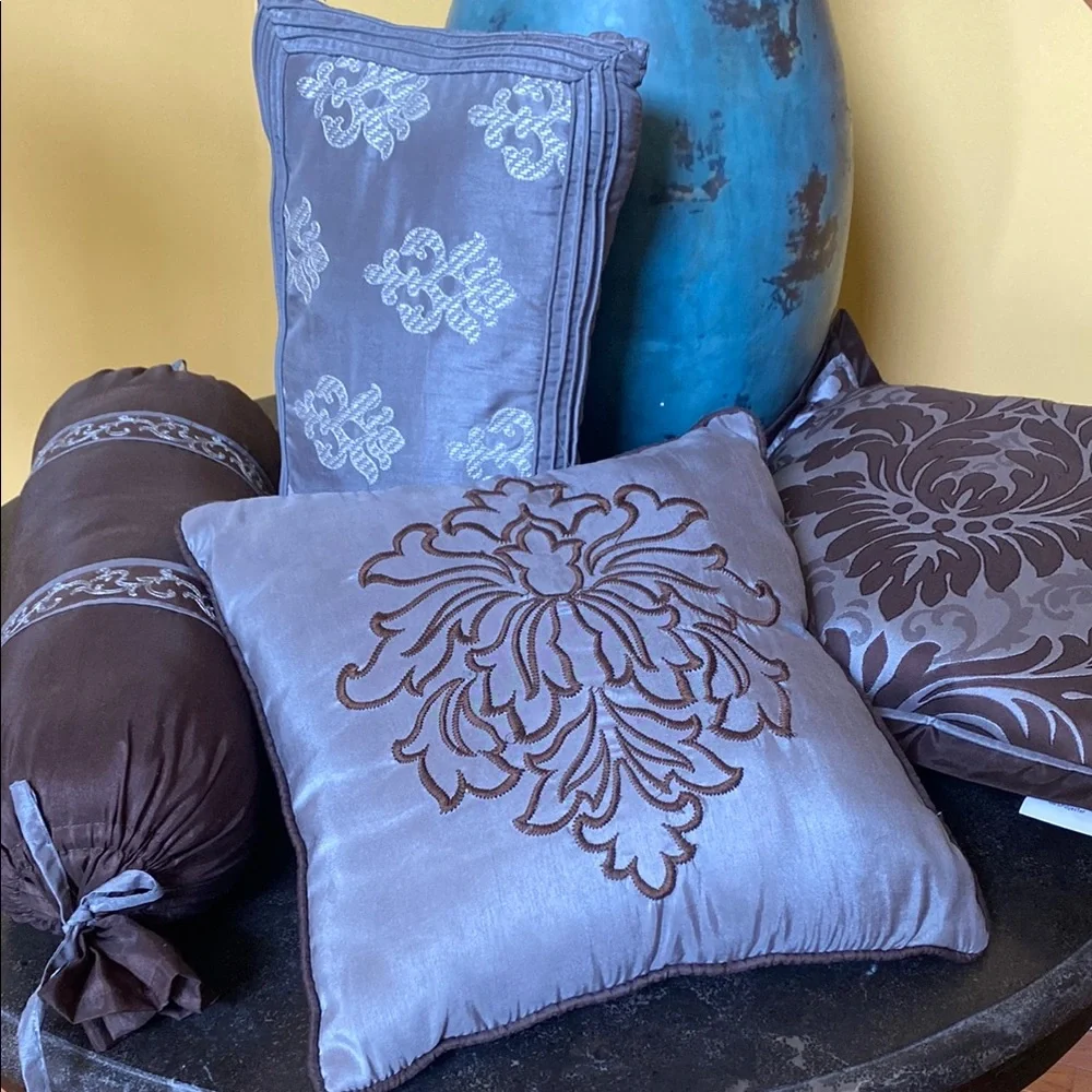 4 Elegant Decorative Pillow Set in Gray/silver and Brown